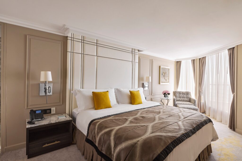 230725_CRYSTAL_SERENITY_CRYSTAL_PENTHOUSE_SUITEBEDROOM_MASTER_0038_300DPI