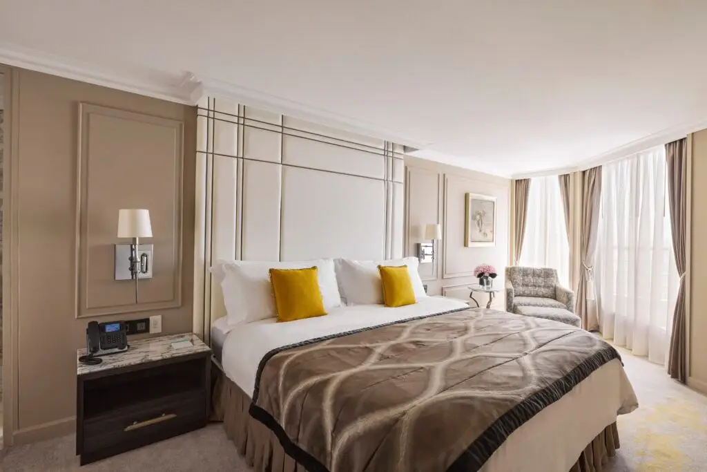 230725_CRYSTAL_SERENITY_CRYSTAL_PENTHOUSE_SUITEBEDROOM_MASTER_0038_300DPI