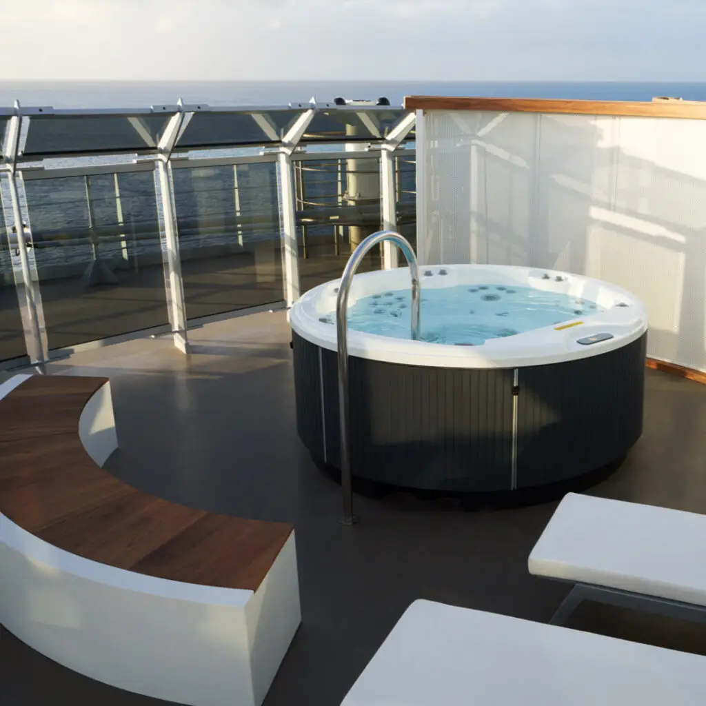 Massive Suite jacuzzi