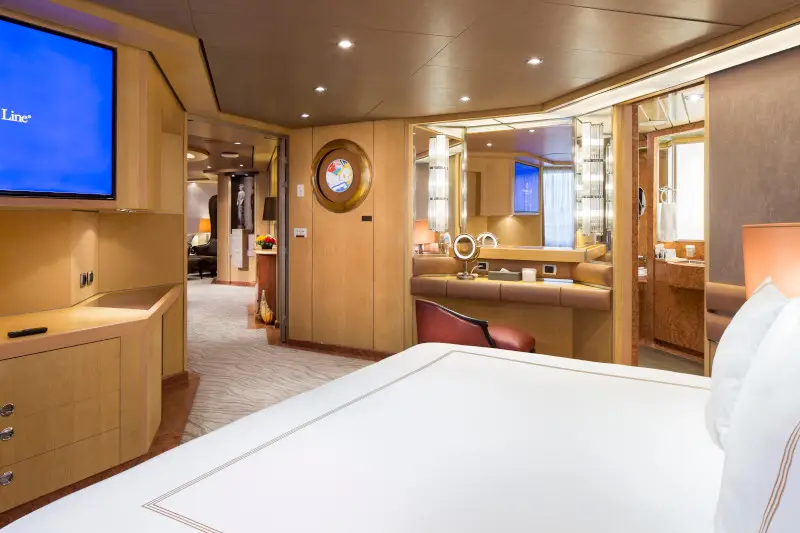 Pinnacle Suite - Bedroom - Room #7036 - Deck 7 Midship Portside
Nieuw Amsterdam - Holland America Line