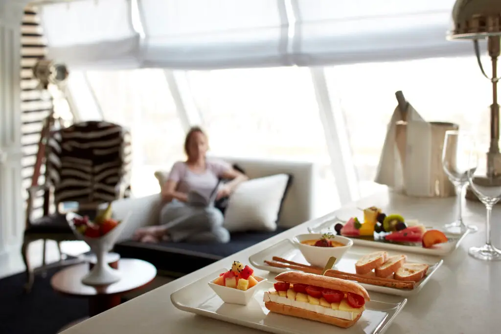 OC_O_Owners Suite_Room Service.jpg_2025-02-26_05-57-33