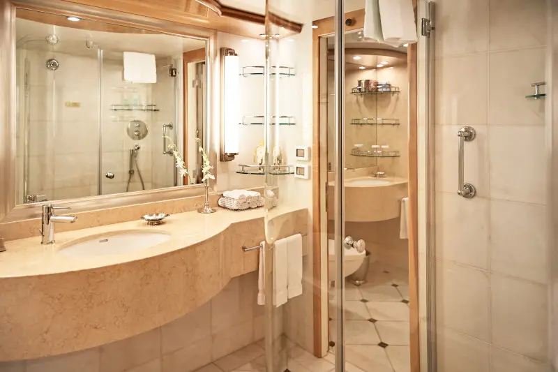 RP_2016_0508-MK-StateroomBathroom_48I1487_CvD_RGB