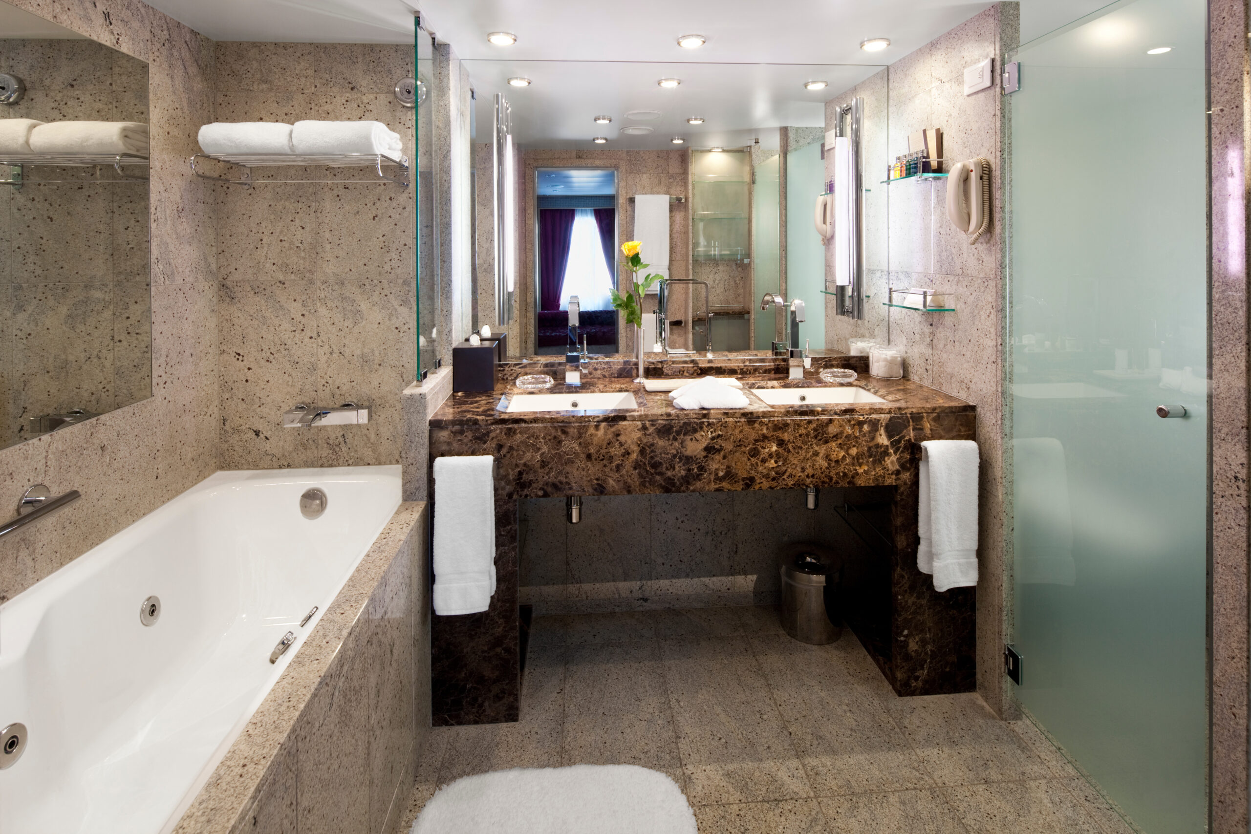 Bathroom Owner's Suite - Room 700 - Deck 7 forward
Seabourn Quest