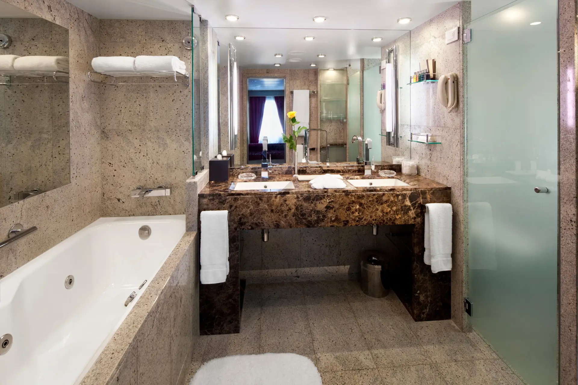 Bathroom Owner's Suite - Room 700 - Deck 7 forward
Seabourn Quest